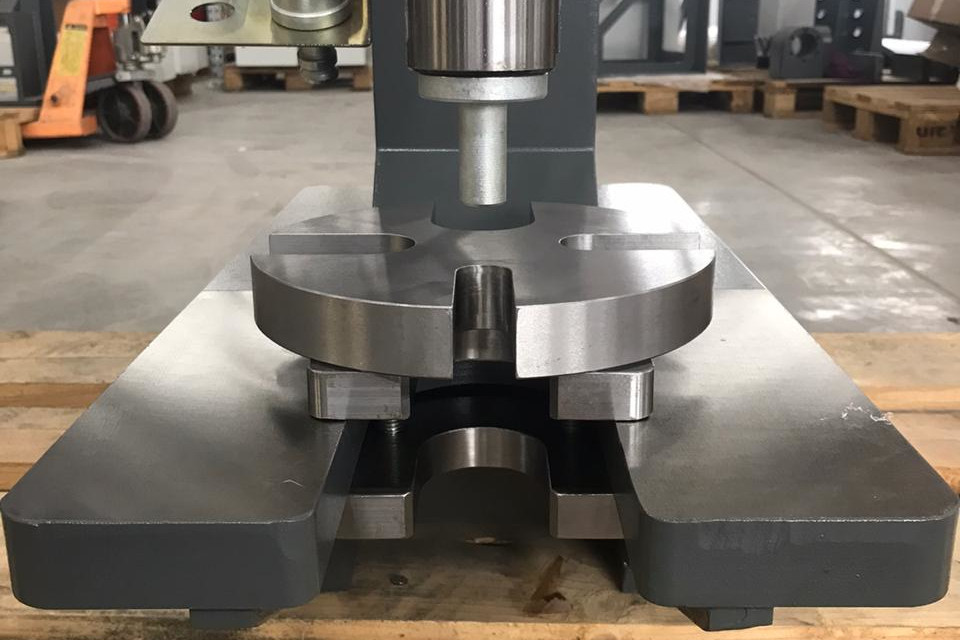 Faseplate for stacking out of cardan shafts universal joints from the manufacturer Enset