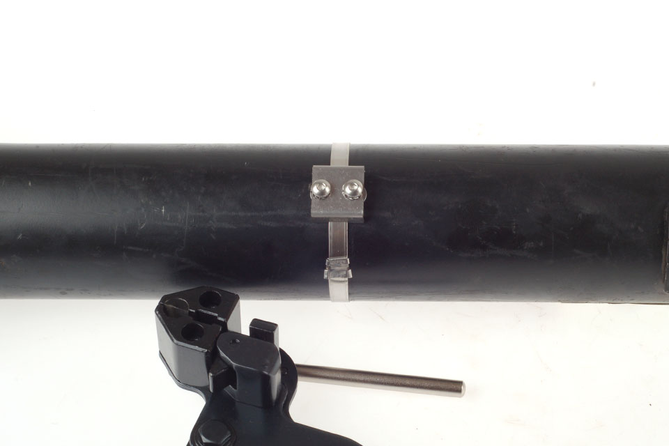 Clamping tool for setting of balancing weights with steel straps from Enset