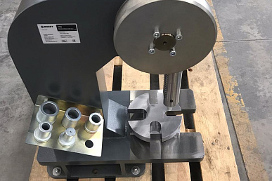 Faseplate for stacking out of cardan shafts universal joints