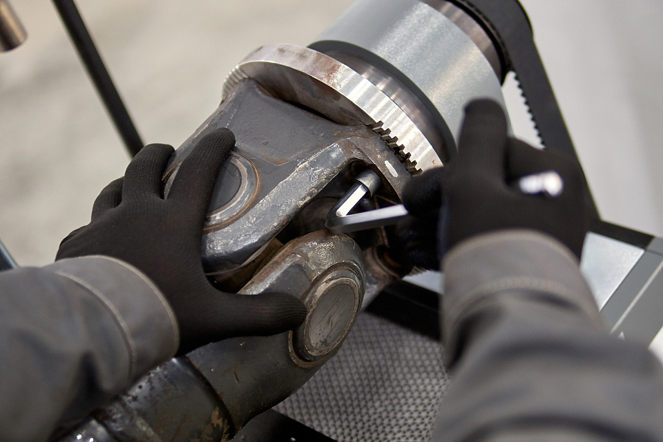 UNIKAR machine for assembling, welding and balancing of cardan shafts