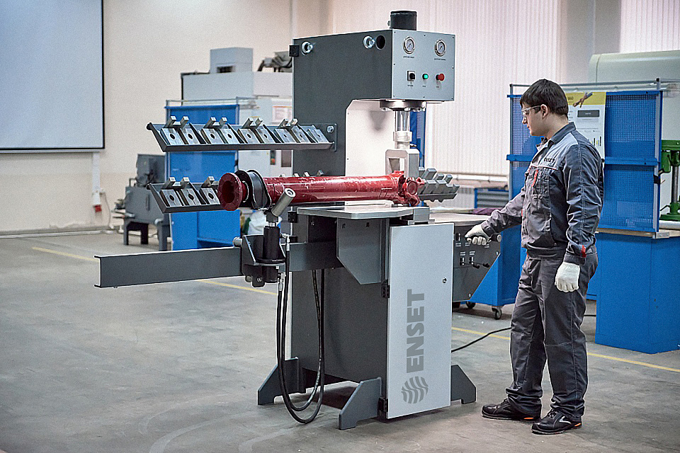 Press for Repairing Drive Shafts TITAN