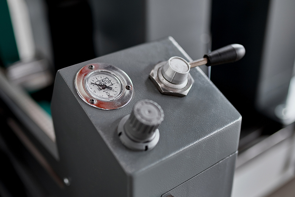 Soft bearing rotor-balancing machine for rotors up to 1500 kg  DBR-1500S from the manufacturer Enset LLC