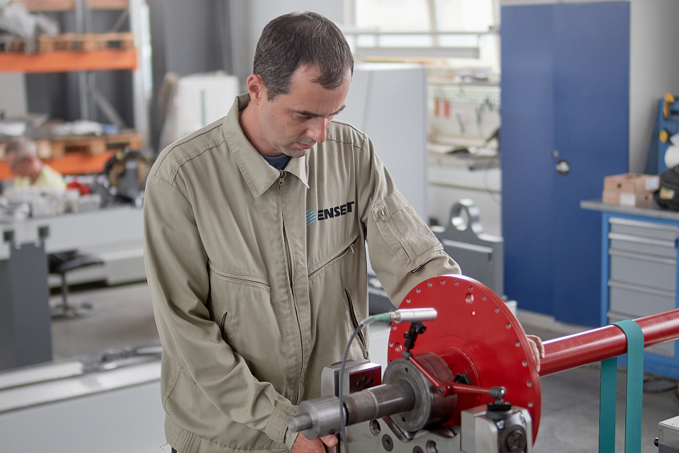 Balancing machine for rotors up to 3000 kg DBR-3000S